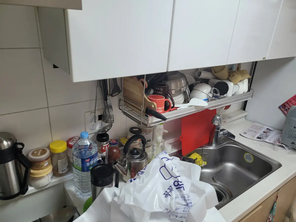 그릇과 양념통이 쌓여 있던 싱크대 작업 전